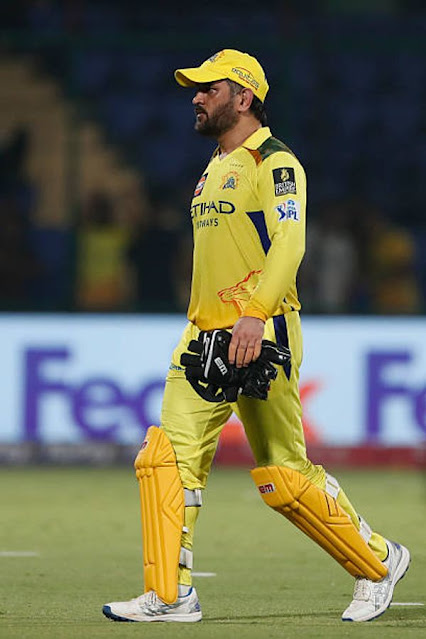 कोहली की पहली IPL ट्रॉफी पर धोनी ने तोड़ी चुप्पी… VIDEO देख फैंस हुए इमोशनल